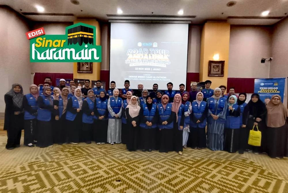 SEBAHAGIAN pegawai pemasaran Andalusia Travel & Tours Sdn Bhd yang hadir menyertai program Road Tour 2025 di Putrajaya pada Ahad. 