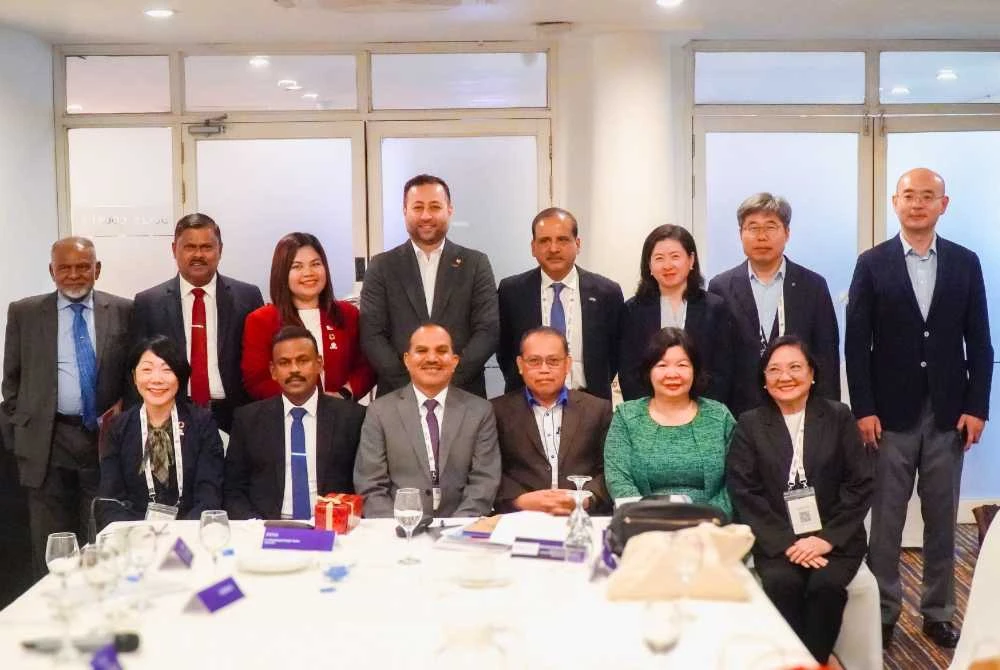 Presiden ANGKASA merangkap Naib Presiden Ikatan Koperasi Antarabangsa Asia dan Pasifik (ICA-AP), Datuk Seri Dr Abdul Fattah Abdullah (duduk tiga dari kanan) bersama pemimpin koperasi dari rantau Asia Pasifik sewaktu menghadiri Mesyuarat Lembaga Serantau ICA-AP di Colombo pada 24 November 2025.