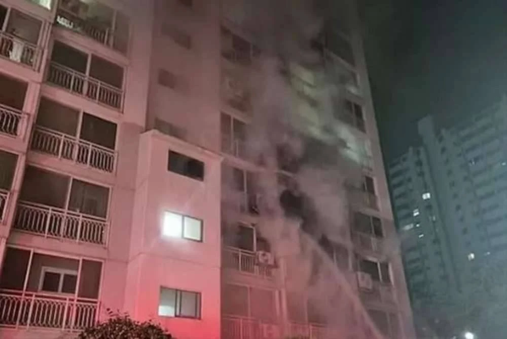 Tindakannya telah menyebabkan unit kediaman keluarganya musnah. - Foto Agensi