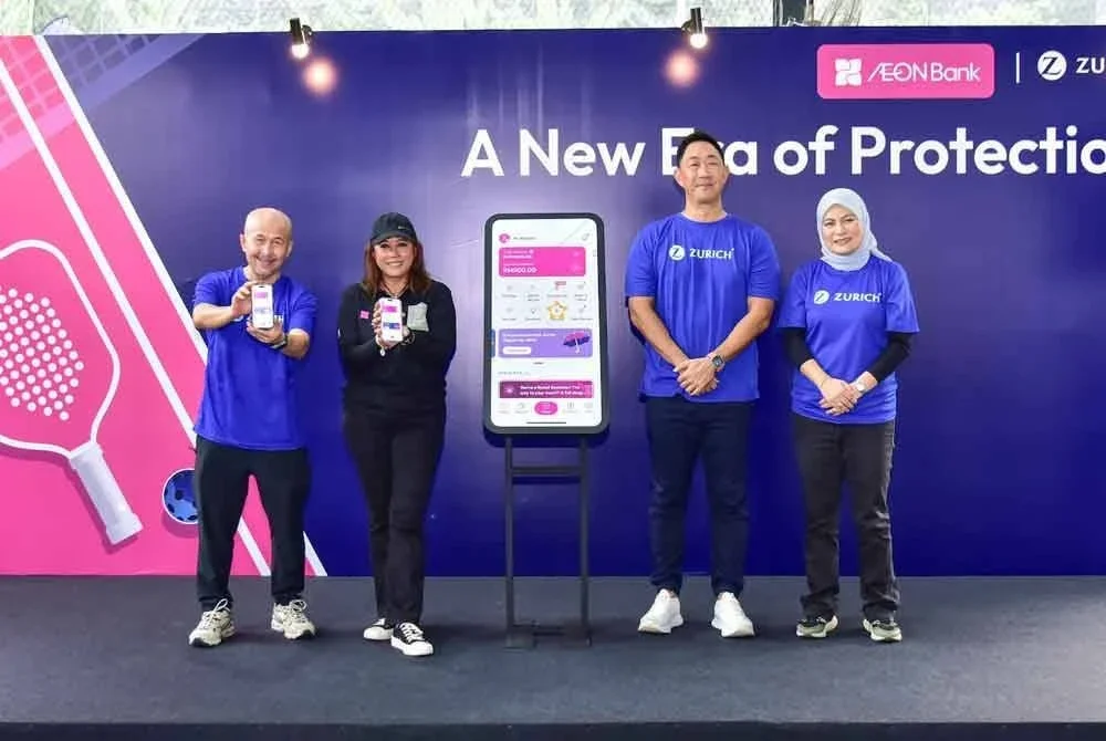 Raja Datin Paduka Teh Maimunah Raja Abdul Aziz (dua kiri) dan Junior Cho (dua dari kanan) sewaktu pelancaran dua pelan insurans menerusi aplikasi perbankan digital AEON Bank pada Selasa.