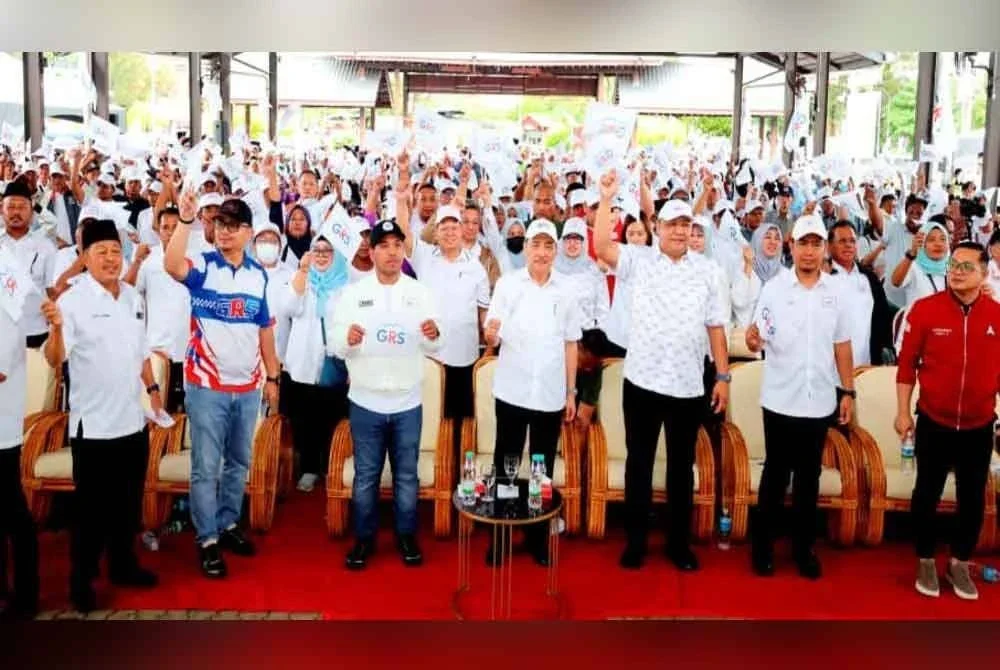 Hajiji bersama dengan sebahagian masyarakat DUN Tanjong Kapor dan DUN Banggi pada majlis Kempen Rumah Kita, Kita Jaga GRS DUN Banggi dan Tanjong Kapor di Dataran Tomborungus Kudat pada Selasa.