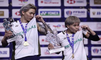Tang Jie (kiri) dan Ee Wei muncul juara dunia setelah menewaskan pasangan China dalam aksi final Kejohanan Dunia di Paris pada Ahad. Foto AFP.

