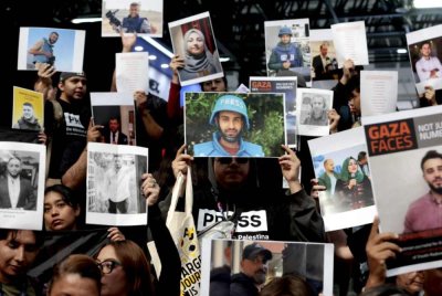 Ancaman keselamatan di Gaza bukan sahaja dihadapi oleh orang awam, malah turut dialami oleh wartawan sebagai barisan hadapan yang bertanggungjawab melaporkan kejadian. Foto AFP