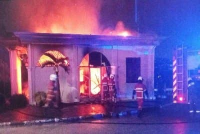 Sebuah pejabat pengurusan dan pondok pengawal di bangunan milik Pas iaitu PUTIK di Kota Bharu terbakar pada pagi Selasa. Foto JBPM