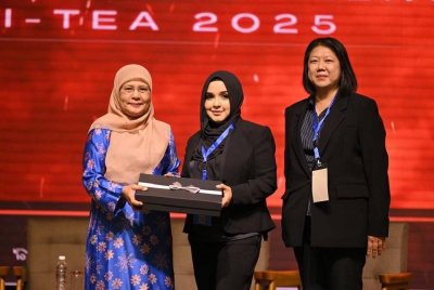 Tun Tengku Maimun (kiri) hadir memberi ucaptama pada Forum dan Hi-Tea Pengamal Konveyans Selangor.