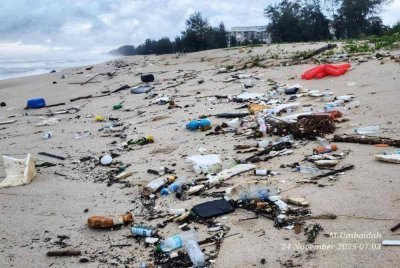 Antara botol plastik yang ditemui terdampar di pesisir pantai Terengganu selepas dihanyutkan arus di laut pada musim tengkujuh.

