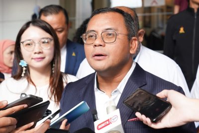 Amirudin semasa sidang akhbar selepas Majlis Pelancaran SELKitar dan Penyerahan Lori Operasi di Shah Alam pada Selasa. Foto Rosli Talib 