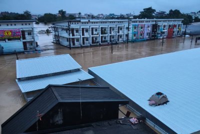 Pemandangan dari tingkat 5 Wangburapa Grand Hotel, tempat menginap pelajar UUM yang terkepung banjir di Hatyai. Foto Ihsan UUM