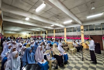 Ahmad Zamri memberikan kata-kata semangat ketika sesi pertemuan dengan 95 calon SPM di SMK Seri Pekan. Foto Sinar Harian