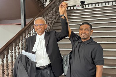 Mohd Razwil (kanan) bersama Habib Rahman gembira selepas mendapat keputusan Mahkamah Tinggi Pulau Pinang berhubung status kerakyatan Malaysia pada Selasa.