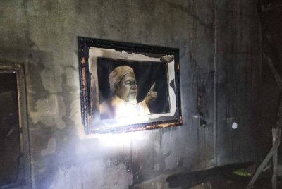 Lukisan bekas Menteri Besar Kelantan, Almarhum Tok Guru Nik Aziz atau Tan Sri Nik Abdul Aziz Nik Mat yang digantung di dinding pejabat pengurusan
PUTIK Pengkalan Chepa, Kota Bharu tidak hangus walaupun premis itu terbakar awal pagi Selasa. - Foto JBPM