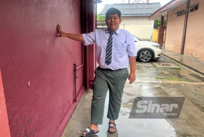 Mohamad Farid Haikal dengan kaki berbalut hadir bagi menduduki SPM.