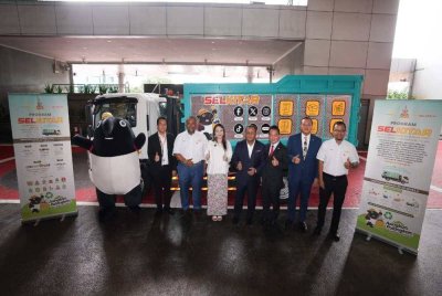 Amirudin (empat dari kanan) dan Ramli (dua dari kiri) bergambar semasa Majlis Pelancaran SELKitar dan Penyerahan Lori Operasi di sini pada Selasa. - Foto/Rosli Talib