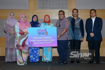 Ketua Pengarang Sinar Harian, Zamri Rambli (tiga dari kanan) menyerahkan cek cura kepada Ketua Pegawai Eksekutif YKN, Nordina Haron (dua dari kiri) pada Majlis Apresiasi Rakan Strategik Yayasan Kebajikan Negara Malaysia di sebuah hotel di sini pada Khamis. FOTO: SINAR HARIAN-MOHD HALIM ABDUL WAHID