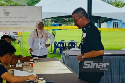 Ketua Polis Daerah Kota Belud, Superintenden Shahrudin Mat Husain, turut menunaikan tanggungjawab sebagai pengundi awal.