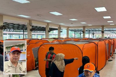 Khemah-khemah yang menempatkan mangsa banjir di Tumpat. Gambar kecil: Meor Ismail - Foto Sinar Harian/Adila Sharinni Wahid