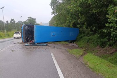 Sebuah bas kilang terbabas terbabas di Kilometer 48, Jalan Johor Bahru-Mersing, pagi Selasa. Foto IPK Kota Tinggi
