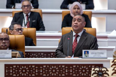 Saarani (depan, kanan) ketika membentangkan Belanjawan Perak 2026 pada Persidangan Dewan Undangan Negeri Perak di Bangunan Perak Darul Ridzuan, Ipoh hari ini. Foto Bernama 