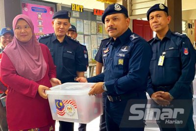 Mohd Yusoff (dua dari kanan) menyampaikan bantuan kepada penghuni PPS SK Kok Keli, Tumpat pada Selasa. 