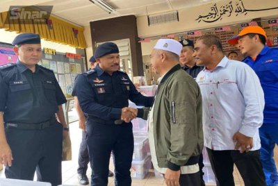 Mohd Yusoff (dua dari kiri) menyantuni penghuni di PPS SK Kok Keli, Tumpat pada Selasa. 