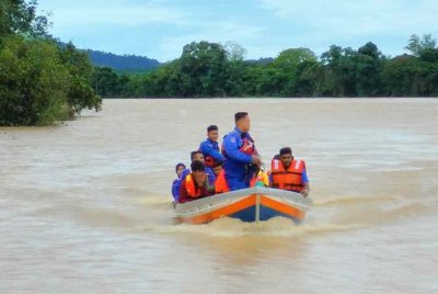 APM membantu memindahkan mangsa banjir yang terjejas.