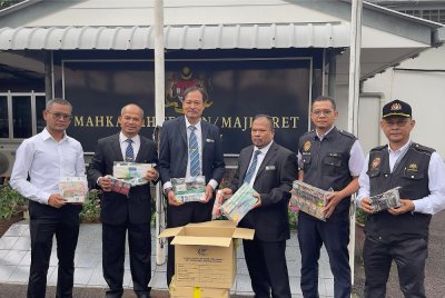 Barangan kes yang dirampas dan disita dibawa ke mahkamah bagi proses pendakwaan.