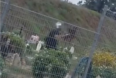 Aksi seorang lelaki yang bersilat di kawasan tanah perkuburan Islam di Kluang tular di media sosial.