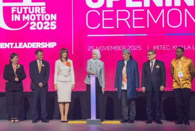 Dari kiri: Pengarah Urusan, Qube Integrated Malaysia, Jessie Tan; Pengerusi Eksekutif, Qube Integrated Malaysia, Richard Teo; bekas Presiden Kosovo, Atifete Jahjaga; Tengku Permaisuri Selangor, Tengku Permaisuri Hajah Norashikin; Timbalan Menteri Ekonomi, Datuk Hanifah Hajar Taib; Timbalan CEO (Pemecutan Eksport) MATRADE, Abu Bakar Yusof dan Setiausaha Bahagian Hubungan Antarabangsa, KPWKM, Dr Satish Ranggayah di majlis pelancaran WE2025.