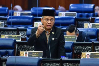 Menteri di Jabatan Perdana Menteri (Hal Ehwal Agama) Senator Datuk Dr Mohd Na'im Mokhtar ketika sesi pertanyaan-pertanyaan bagi jawab lisan pada Mesyuarat Ketiga Penggal Ketiga, Majlis Parlimen ke-15 Dewan Rakyat di Bangunan Parlimen hari ini. Foto Bernama