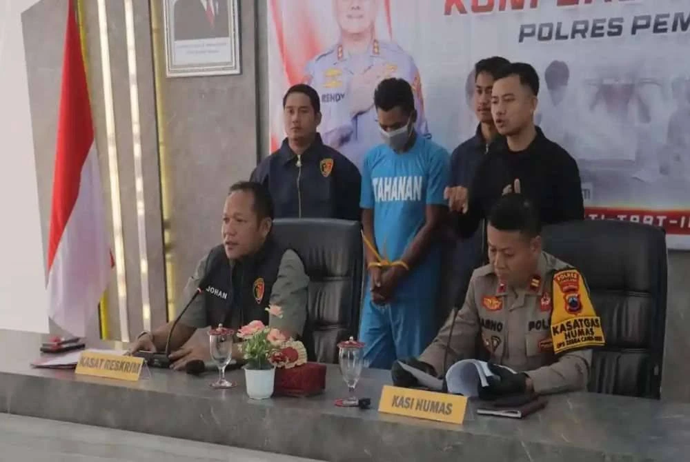 Slamet (tengah) mengaku telah membunuh mangsa selepas berlaku pertengkaran antara mereka. - Foto Agensi