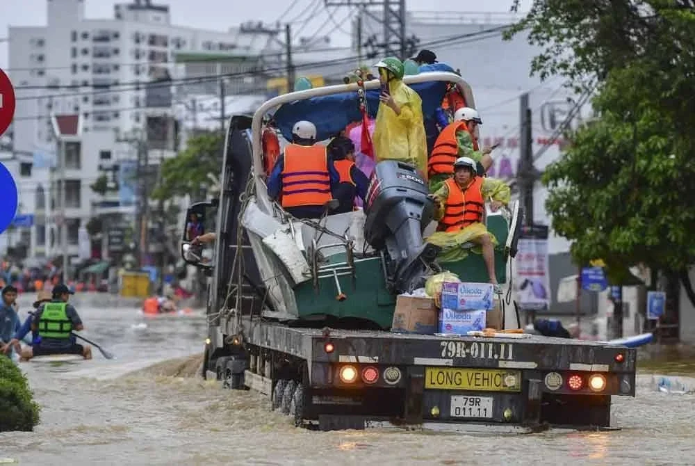 Usaha pemindahan penduduk giat dilakukan berikutan banyak lokasi tenggelam.
