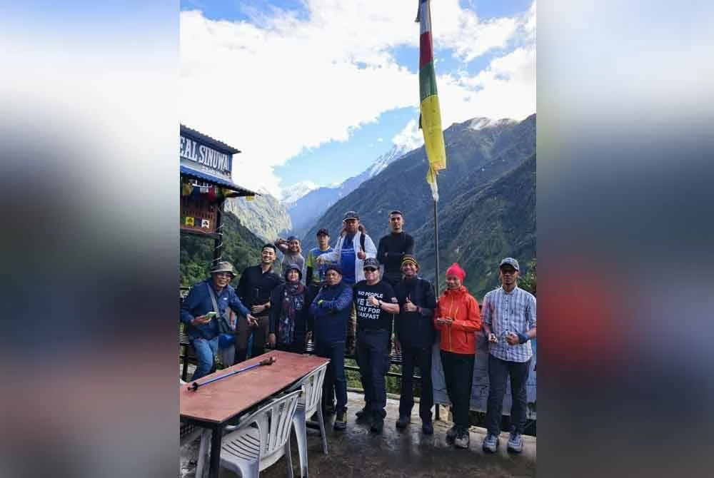 Berlatarbelakangkan keindahan Annapurna Sanctuary.