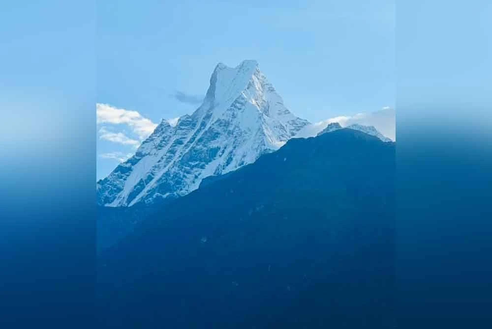 Gunung Machhapuchree yang dianggap kudus dan menyerupai ekor ikan.