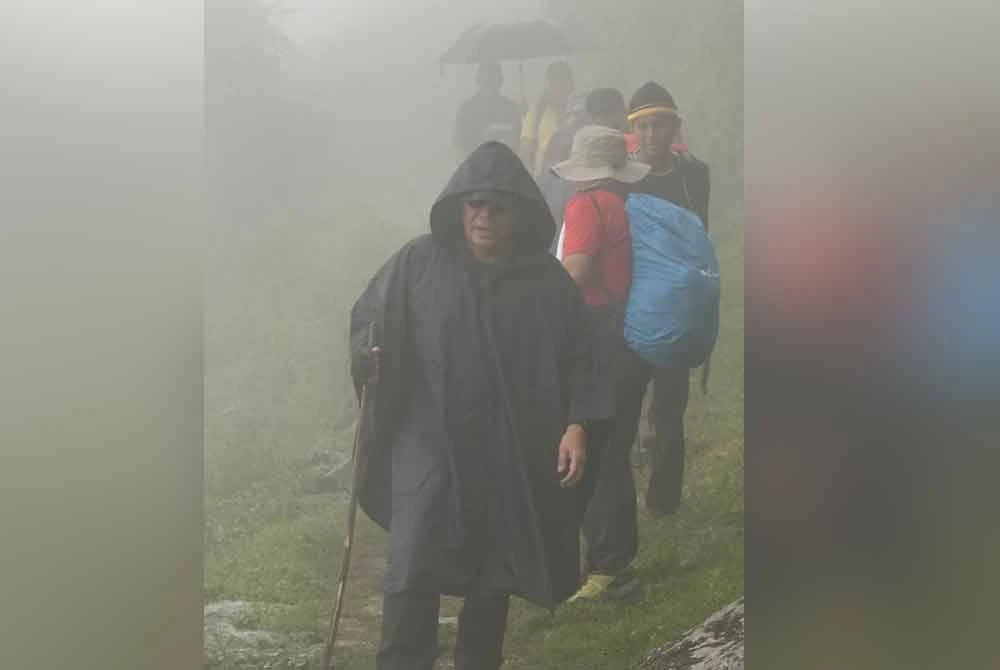 Berjalan dalam angin dan hujan.