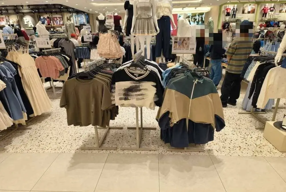 Butik pakaian lokasi kecurian dilaporkan.