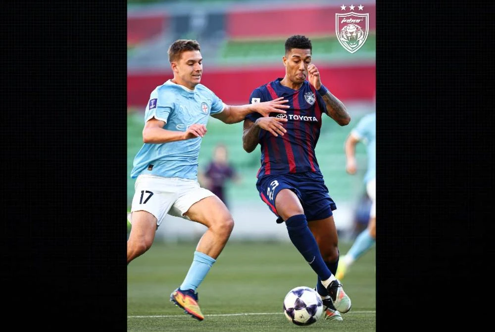 Pertahanan JDT, Eddy Israfilov (kanan) cuba mengekang asakan daripada penyerang Melbourne City FC, Max Caputo pada aksi Liga ACLE pada Selasa. Foto: Johor Southern Tigers