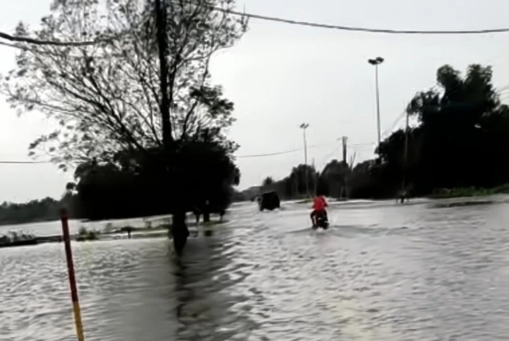 Tiga daerah iaitu Tanah Merah, Kuala Krai dan Gua Musang menjadi kawasan terbaru di Kelantan yang ditenggelami banjir ekoran hujan lebat berterusan sejak malam tadi, berikut adalah tangkap layar siaran langsung TikTok oleh penduduk di sekitar negeri ini pada pagi Rabu.