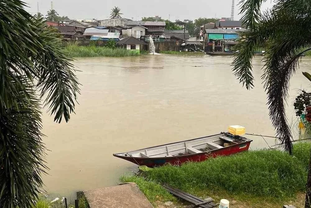 Keadaan terkini Sungai Golok di Rantau Panjang apabila laman sesawang publicinfobanjir.water.gov.my melaporkan paras air berada pada paras bahaya iaitu 9.19 meter sekali gus melepasi tahap normal lima meter pada Rabu.Foto: Nasran Nasuha