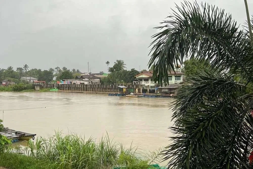Berdasarkan hujan yangb masih berterusan, air Sungai Golok di Rantau Panjang berkemungkinan melimpah pada bila-bila masa. Foto: Nasran Nasuha