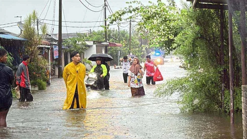 Mangsa sekitar daerah Marang dipindahkan ke PPS terdekat susulan kediaman dinaiki air. 