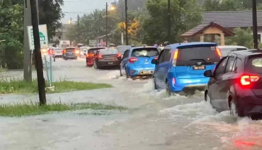 Keadaan laluan yang dinaiki air akibat banjir yang melanda Daerah Marang. 