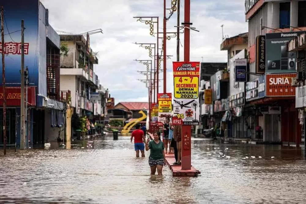 Keadaan jalan yang dinaiki air di pekan Kangar yang dilanda banjir. Negeri itu mencatatkan 1,770 mangsa terlibat daripada 624 keluarga pada Rabu. Foto: Bernama 
