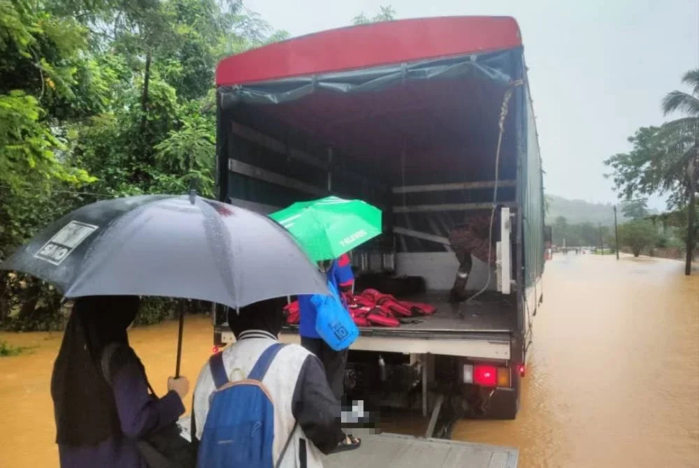 Lima calon SPM yang terkandas dalam banjir di Kampung Bedal, Kuala Krai berjaya diselamatkan oleh anggota JBPM pada Rabu. Foto: JBPM