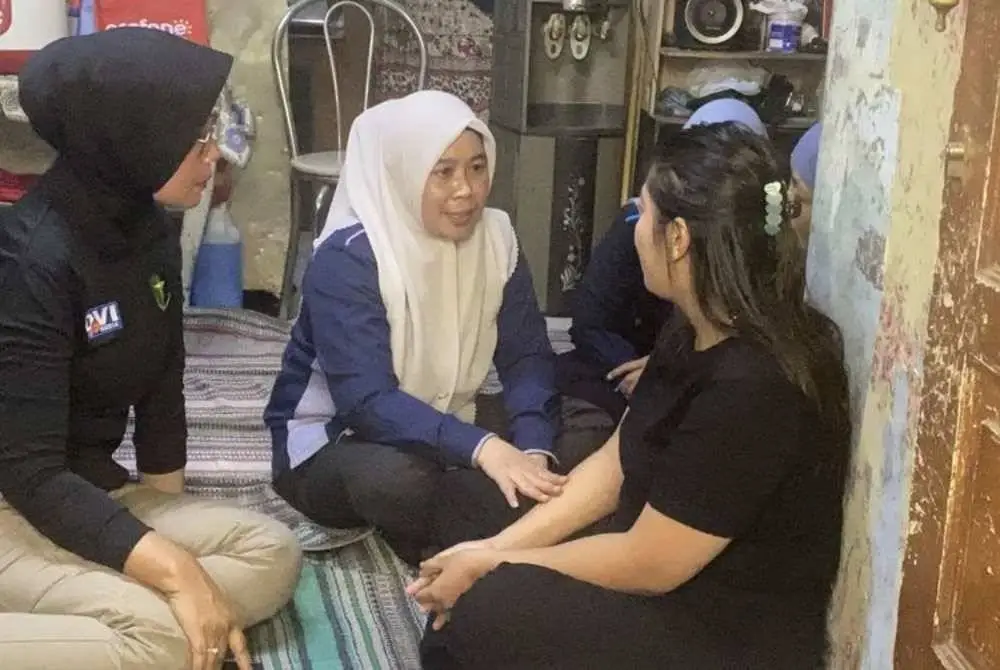 Arum (kanan) diberikan kaunseling susulan kejadian itu. - Foto Kompas.com