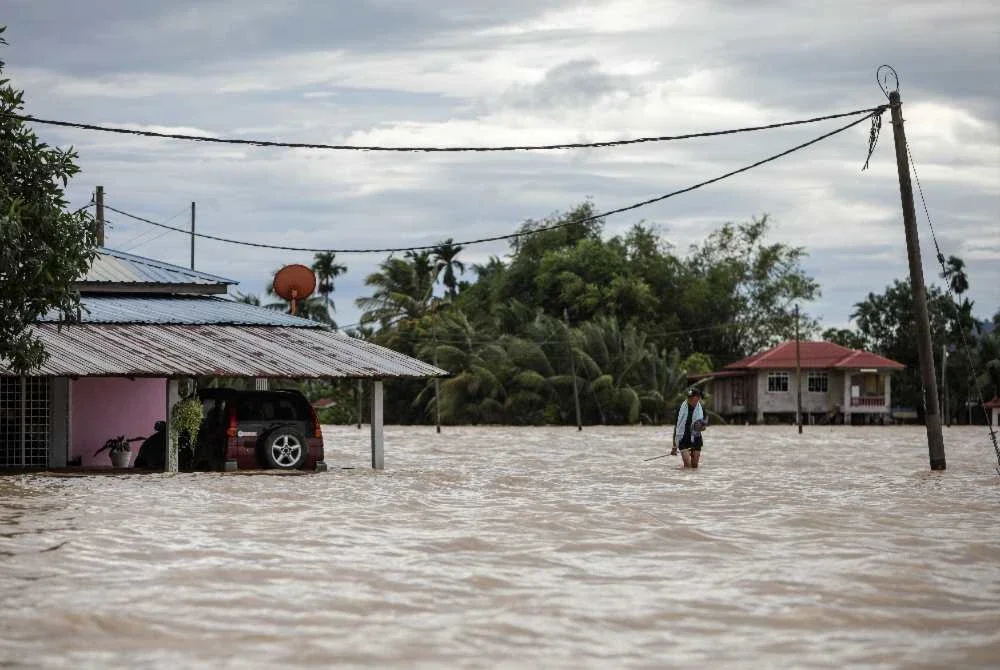 Antara rumah yang dinaiki air di Kampung Bakong, Arau, Perlis. Foto: Bernama
