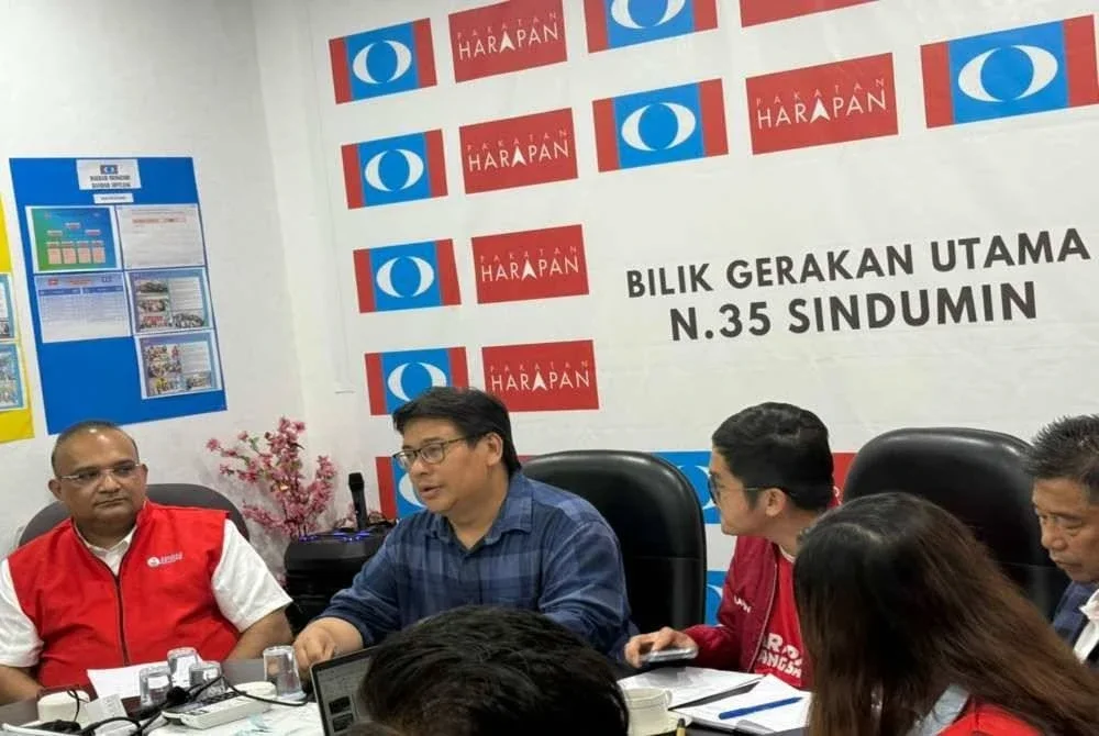 Dr Sathia (kiri) di bilik Gerakan Utama Sindumin pada Rabu.