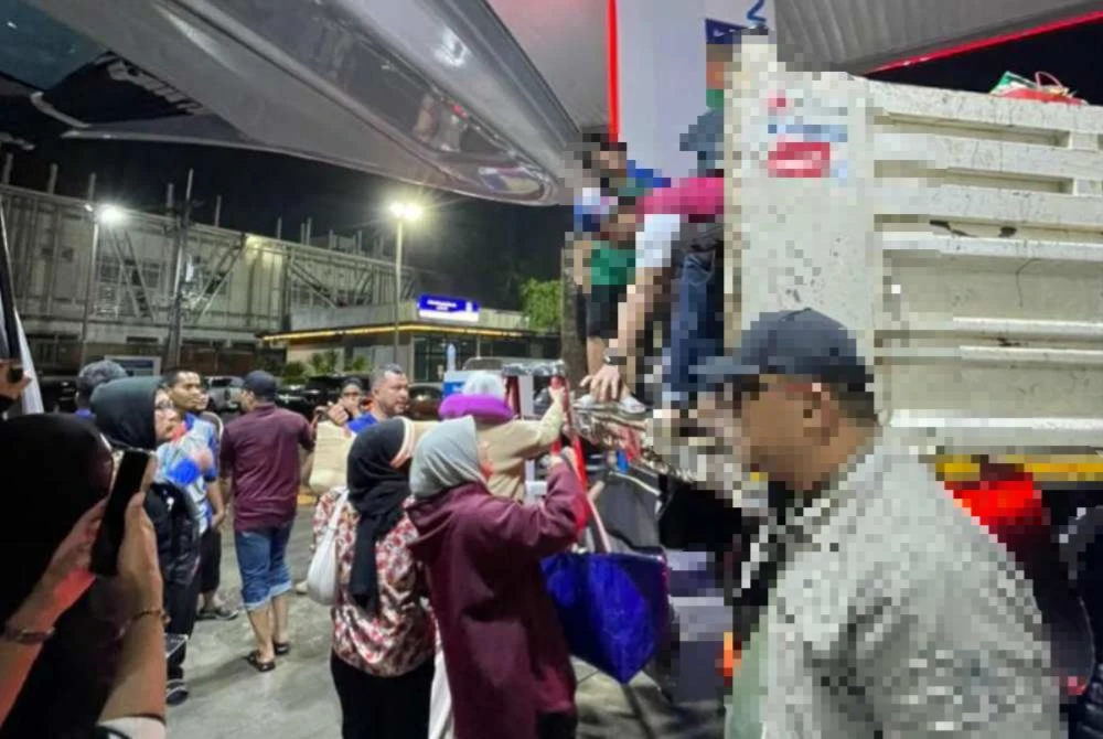 Suasana ketika rombongan memindahkan barang peribadi ke dalam lori semasa di Thailand.