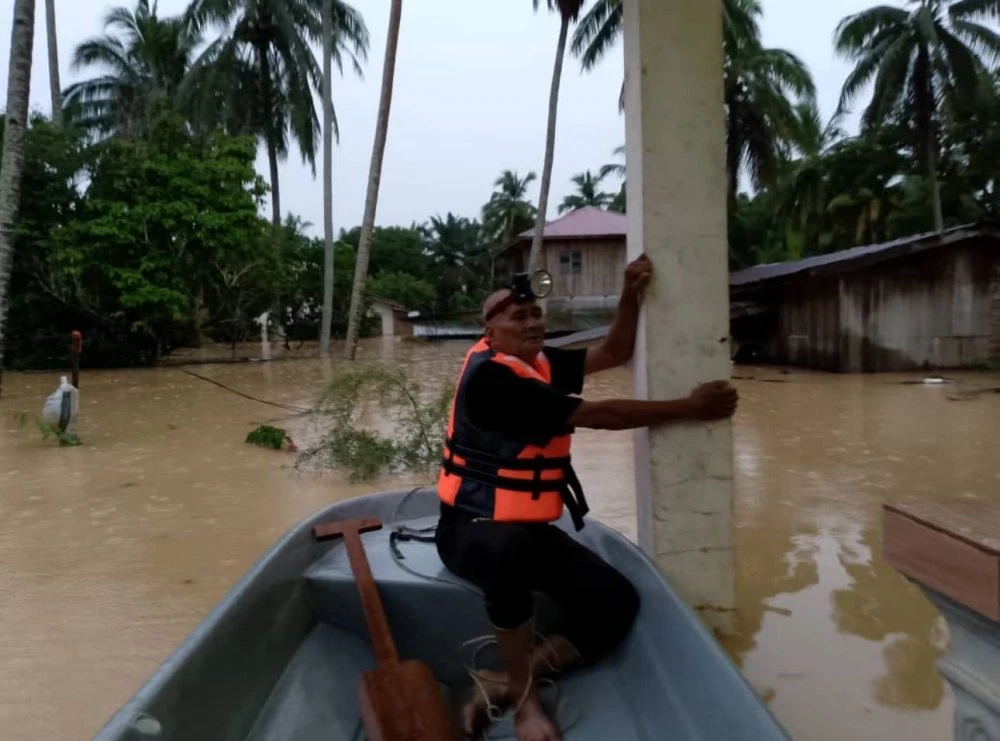 Penduduk menggunakan bot untuk berpindah ke PPS. 