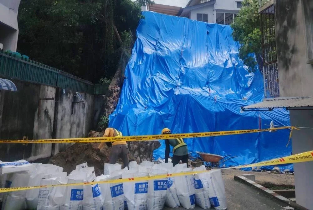 Keadaan terkini cerun yang runtuh di Pangsapuri Taman United, Kuala Lumpur pada Rabu.