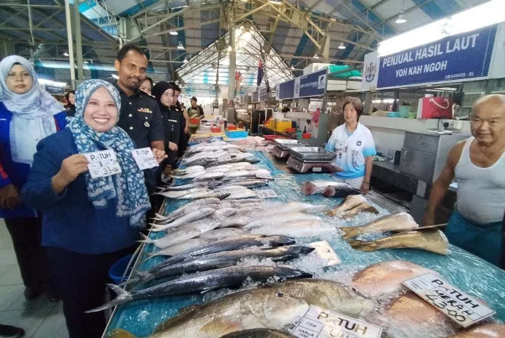 Lilis Saslinda (kiri) ketika sesi Walkabout dan pelancaran 3P Peringkat Negeri Johor di Pasar Awam Taman Perling pada Rabu.